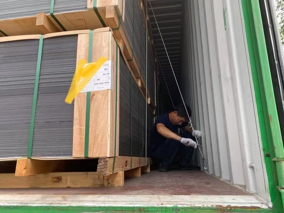 Aynalı cilalı alüminyum paneli 0.04-0.5mm Polietilen çekirdek 30%-70% Parlaklık 1220-2000mm ISO sertifikalı