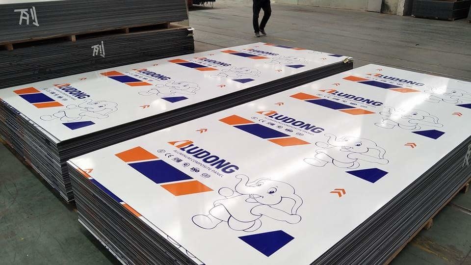 Alüminyum Kompozit Panel Ayna Yüksek Parlaklık 6000mm Uzunluk Polietilen Çekirdek 3-6mm