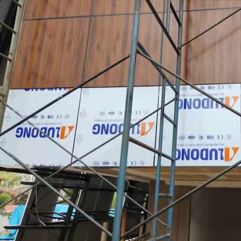 PVDF Film Laminasyonu ile Ahşap Alüminyum Kompozit Panel için Çeşitli Boyutlar ve Renkler