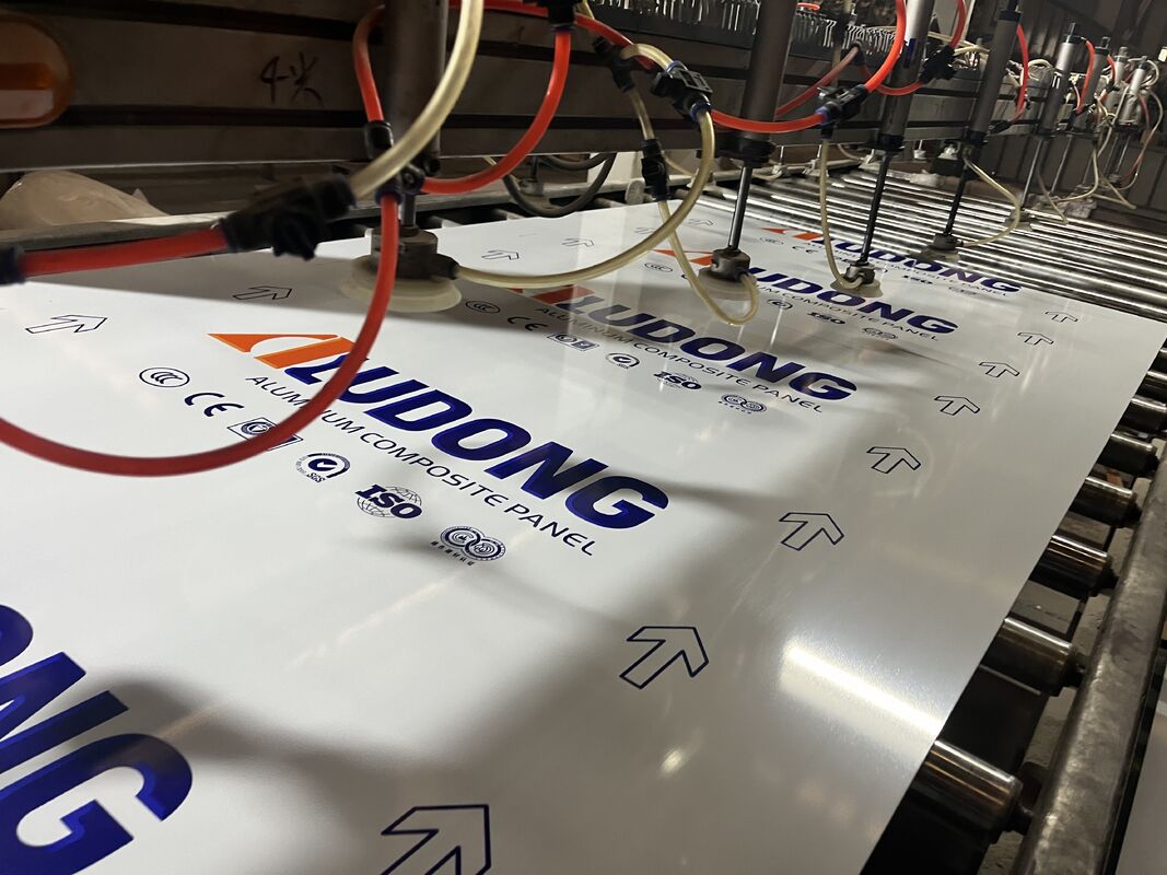 Alışveriş Merkezi, Otel, Tren İstasyonu vb. İçin 4 * 0.40mm FR B1 Sınıfı Yangın Geciktirici Alüminyum Kompozit Panel