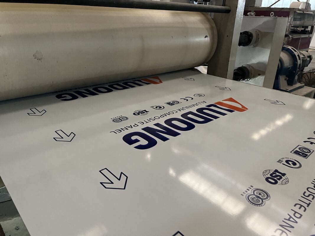 FR A2 Sınıfı PVDF Kaplama Ateş geçirmez ALUDONG Alüminyum Kompozit Panel Binalar için 4 mm Kalınlığı