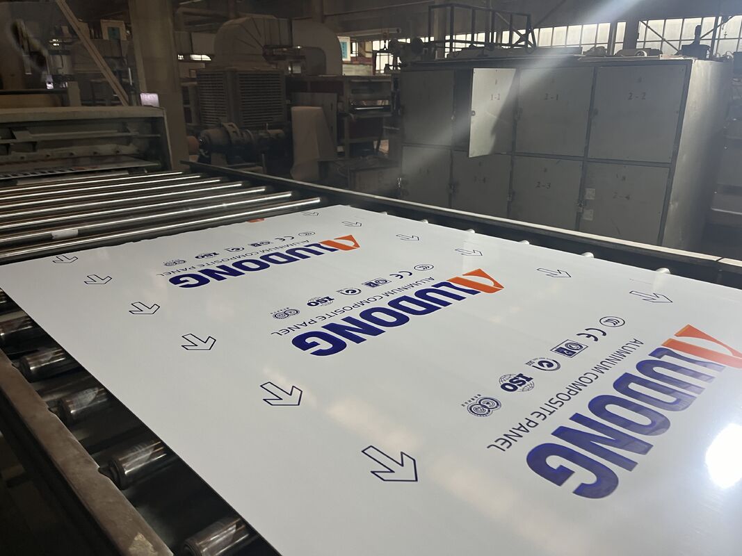 FR A2 Sınıfı PVDF Kaplama Ateş geçirmez ALUDONG Alüminyum Kompozit Panel Binalar için 4 mm Kalınlığı
