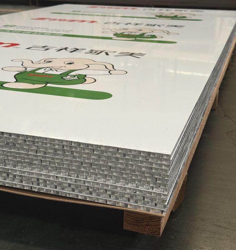 Tavanlar, çatılar, iç ve dış duvar kaplamaları için alüminyum petek panel