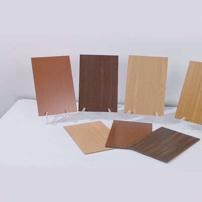 Fabrika Doğrudan 2mm Ahşap Tanesi Alüminyum Plastik Tahta PE Kaplı, Bölme Duvarı için Yanmaz Sıcak Satış ACP Yaprak